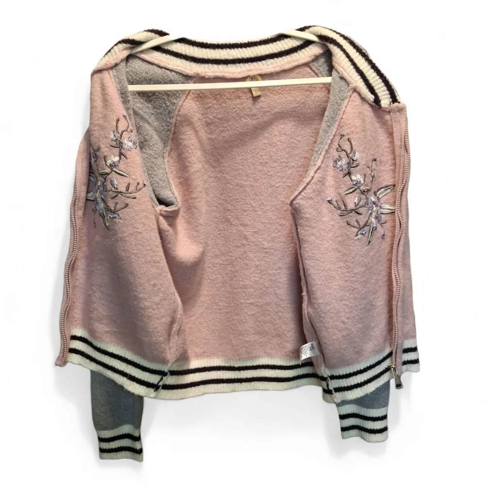 True Craft Embroidered Varsity Sweater Gray Pink Striped Trim  Women Size Large - Picture 9 of 15